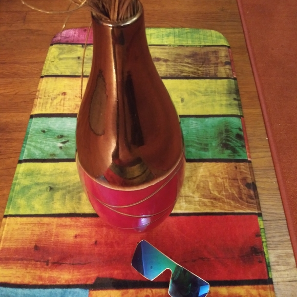 Beautiful Vase with Gold accents. - Picture 4 of 4